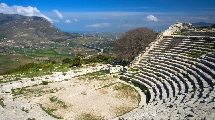 Segesta tempio and amphitheatre