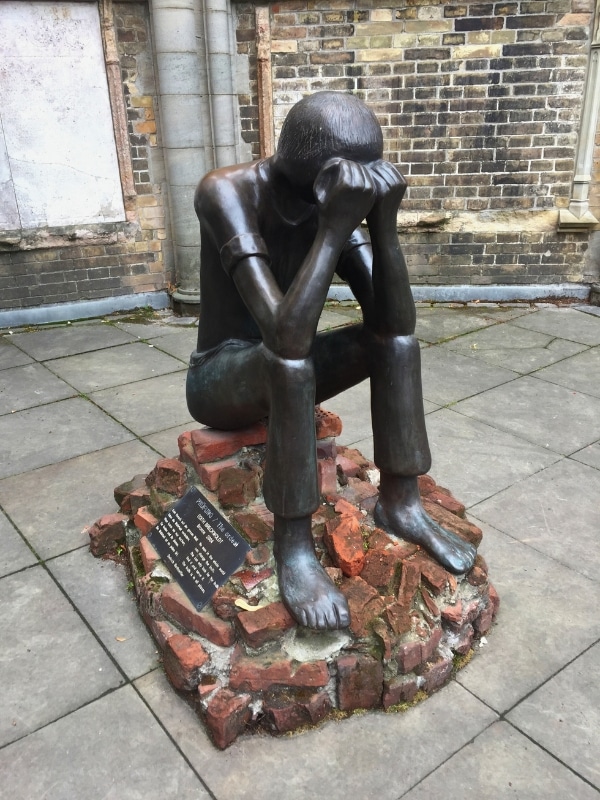 statue depicting misery in hamburg during WWII