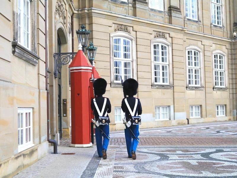 guards in traditional Danish unifrom outisde a royal palace