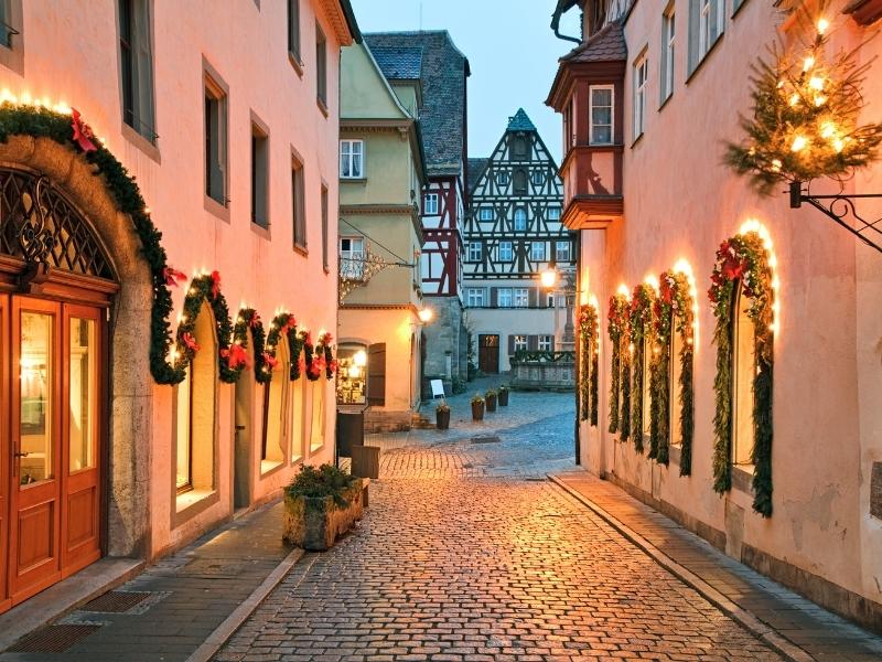 Cobbled strees and medieval houses decorated for Christmas