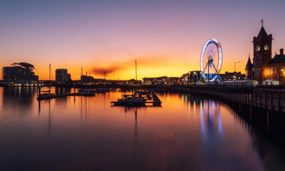 cardiff tourist guide book