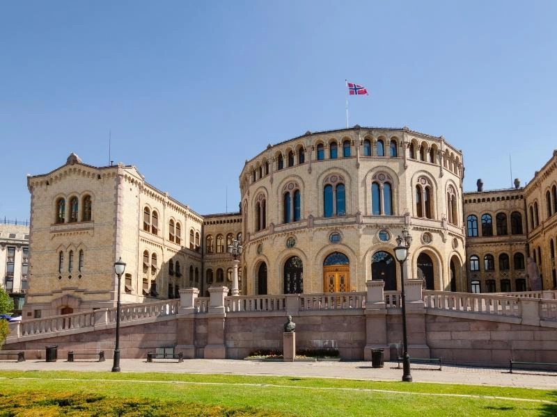 round building with windows flying the Norwegian flag