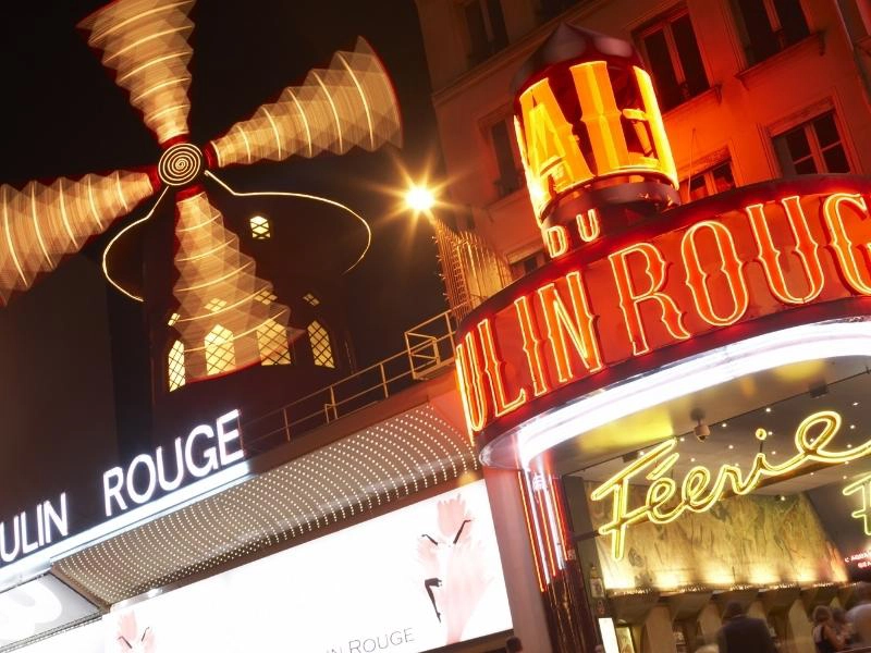 Moulin rouge lit at night