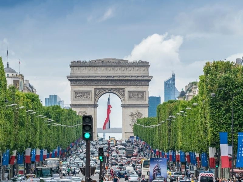 Traffic in the city centre of Paris