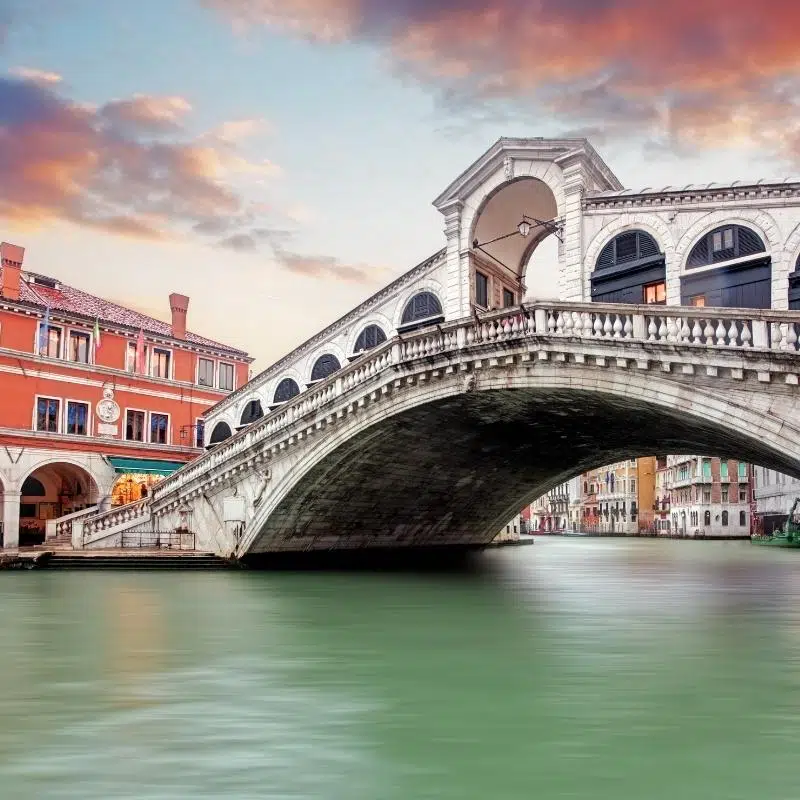 An image of the canal and rialto bridge in Venice