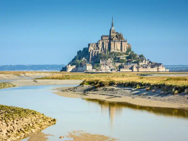 Island with houses and an elegant castle ane church spire