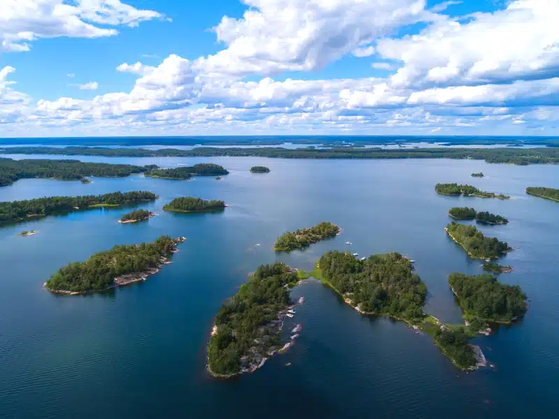 wooden islands grouped together with small boats moored alongside