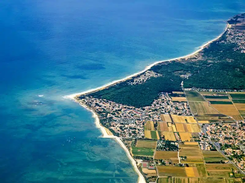 turquoise wwaters meeting white beaches along a peninsula in the east of France