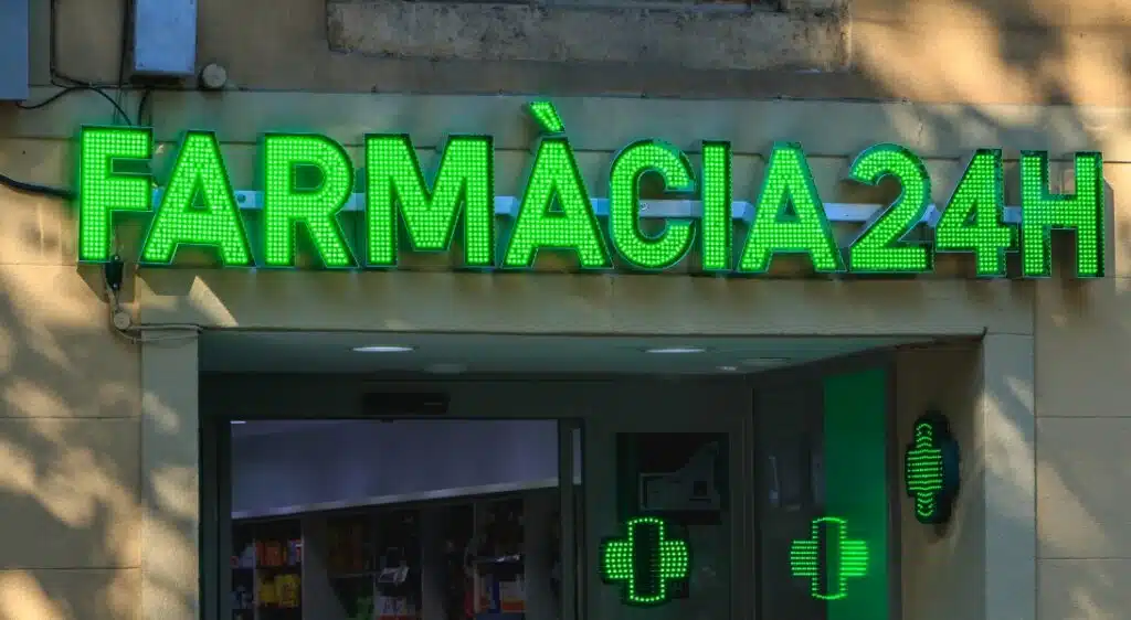 Bright green farmacia (pharmacy sign.