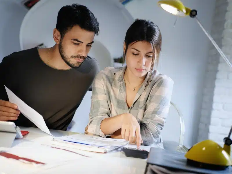 youg couple completing flight delay compensation claim