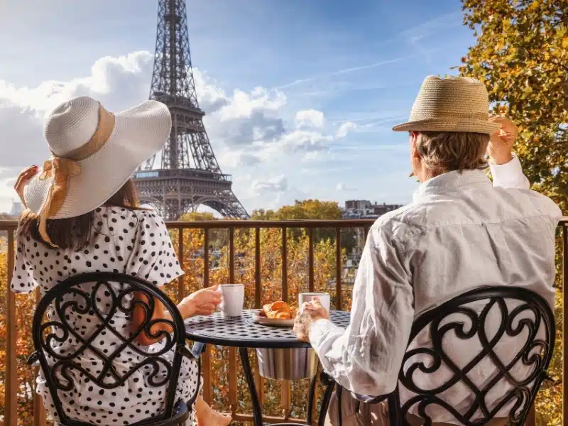 How to Safely Use Dating Apps When You Travel